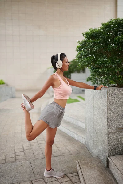 Gülümseyen Sporcu Kadın Koşudan Sonra Bacaklarını Açtığında Kulaklıkla Müzik Dinliyor — Stok fotoğraf