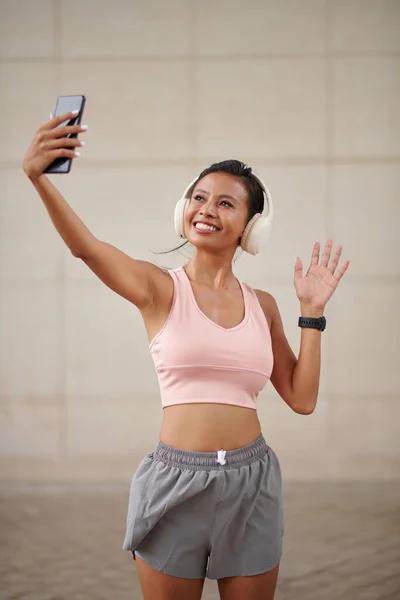Heyecanlı Fitness Blogcusu Sabah Koşusundan Sonra Selfie Çekiyor — Stok fotoğraf