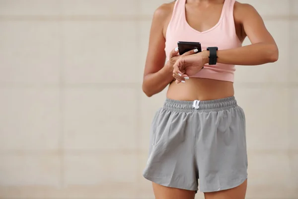 Przycięty Obraz Aplikacji Fitness Synchronizującej Jogger Smartfonie Smartfonie Przed Treningiem — Zdjęcie stockowe