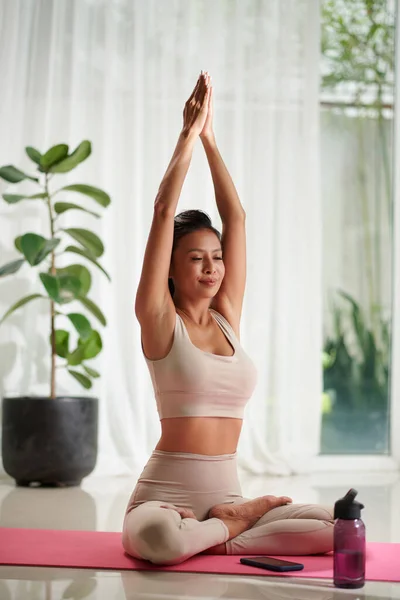 Fit Jonge Vrouw Stretching Terug Bij Het Zitten Lotus Positie — Stockfoto