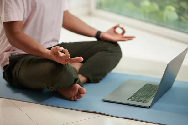 Muž Následující Výuku Notebooku Při Učení Meditovat — Stock fotografie