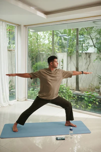 Fit Barefoot Man Praticing Krijger Yoga Pose — Stockfoto