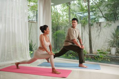 Neşeli genç adam ve kadın evde çalışırken ileri atılıyorlar.