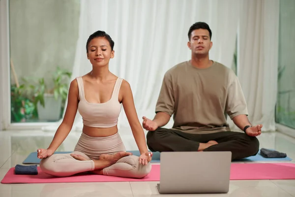 Pojkvän Och Flickvän Tränar Yoga Andning Övningar Efter Handledning Bärbar — Stockfoto