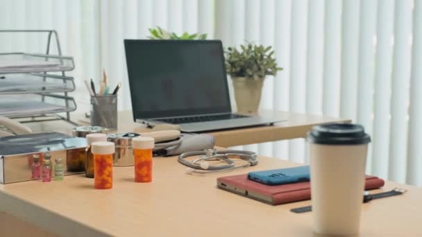 医生工作场所的中景照片 桌上放有药丸 笔记本电脑 智能手机和医疗设备 — 图库视频影像