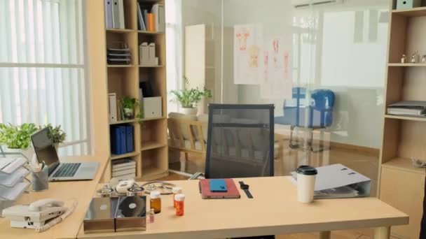 医生工作场所的全景 办公桌上有钢琴 笔记本电脑 智能手机 智能手机和咖啡 — 图库视频影像