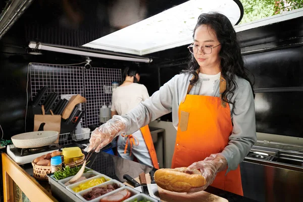 Food Truck Werknemer Maken Van Ham Sandwich Voor Klant — Stockfoto