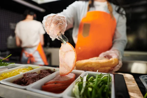Imagem Close Cozinhar Colocando Fatia Porco Pão Redução — Fotografia de Stock