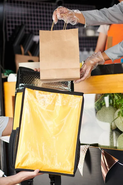 Trabalhador Caminhão Alimentos Colocando Ordem Embalada Saco Homem Entrega — Fotografia de Stock
