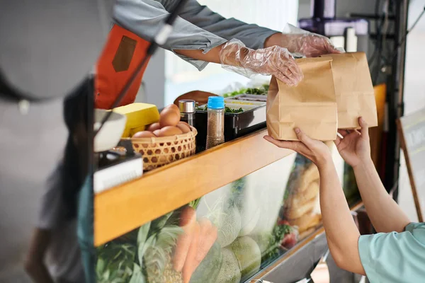 Müşteri Sokak Yemekleri Kamyoncusunun Siparişiyle Iki Paket Alıyor — Stok fotoğraf
