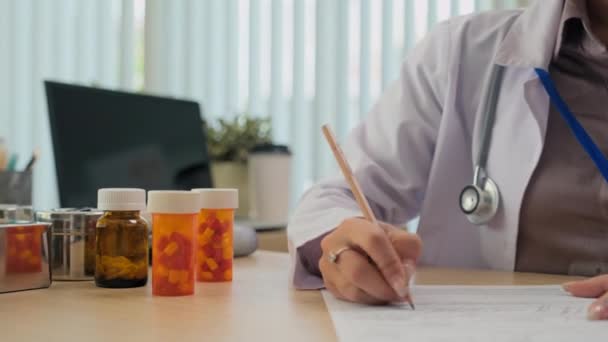 Ampliar Inyección Médico Femenino Que Escribe Prescripción Paciente Lugar Trabajo — Vídeo de stock