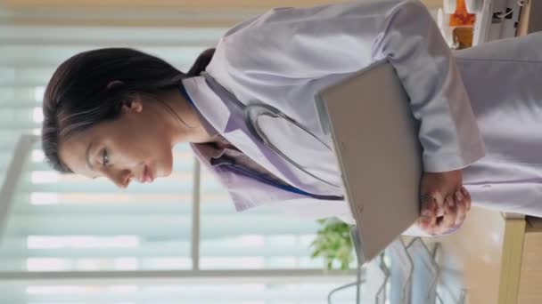 Κάθετη Προσωπογραφία Της Γυναίκας Γιατρού Στο Labcoat Κρατώντας Την Ιατρική — Αρχείο Βίντεο