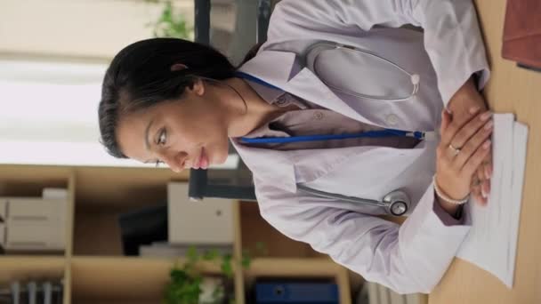 穿着工作服 面带微笑的女全科医生面带微笑的垂直画像 — 图库视频影像