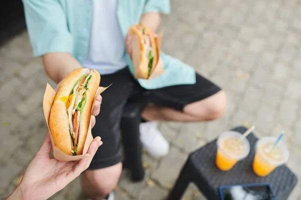 Casal Comendo Sanduíches Bebendo Refrigerante Almoçar Parque — Fotografia de Stock