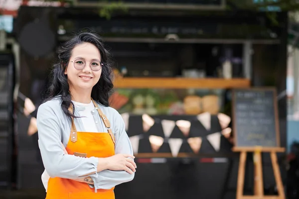 Porträt Einer Lächelnden Vietnamesischen Verkäuferin Schürze Die Vor Ihrem Foodtruck — Stockfoto