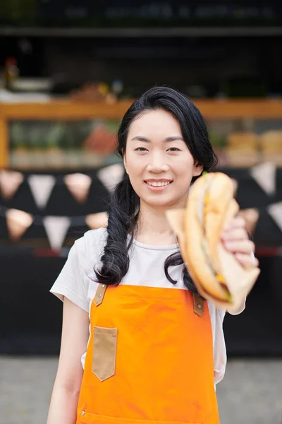 Portret Van Lachende Jonge Aziatische Vrouw Tonen Heerlijke Sandwich Gemaakt — Stockfoto