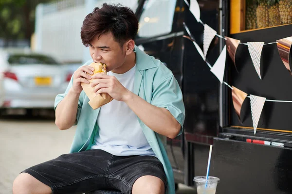 Fame Giovane Asiatico Uomo Mangiare Gustoso Sandwich Lei Comprato Cibo — Foto Stock