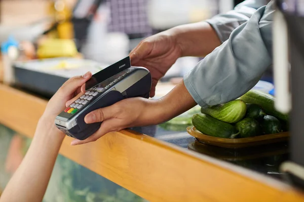 Die Hände Des Kunden Bezahlen Für Streetfood Mit Kreditkarte — Stockfoto