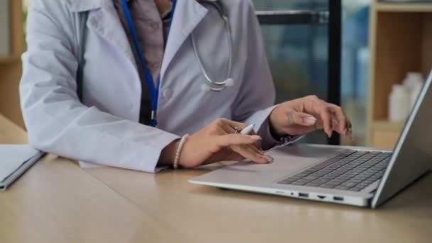 Kadın Doktorların Elleri Dizüstü Bilgisayar Kullanarak Hastaların Sağlık Kartlarını Seanslardan — Stok video