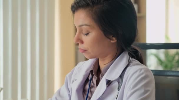 Çalışma Masasında Otururken Kadın Doktorların Hastalara Sağlık Kartı Doldurup Teşhis — Stok video