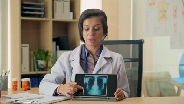 Inyección Media Médico Femenino Explicando Manchas Oscuras Los Pulmones Resultado — Vídeo de stock