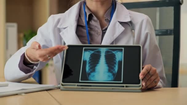 Tiro Recortado Terapeuta Labcoat Mostrando Resultado Radiografia Tórax Para Cliente — Vídeo de Stock