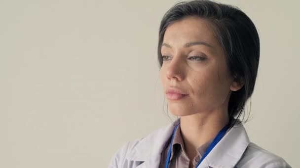 穿着工作服 面带微笑的女医生的画像 — 图库视频影像