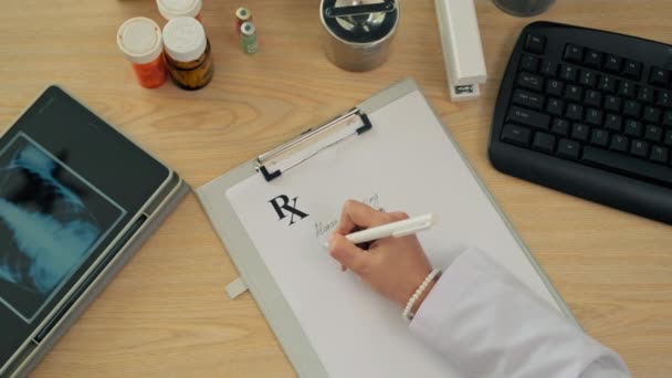 Kadın Doktorların Yüksek Açılı Görüşleri Hastalara Reçete Yazarken Ofis Masasında — Stok video