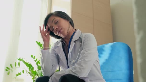 Średnie Ujęcie Lekarki Płaszczu Cierpiącej Ból Głowy Długim Dniu Pracy — Wideo stockowe