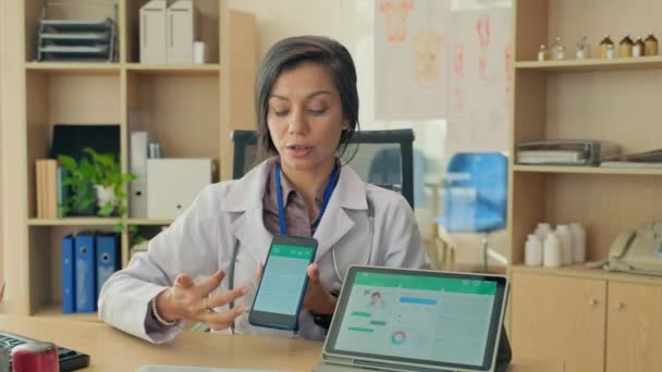 Inyección Media Doctora Labcoat Recomendando Paciente Usar Aplicación Móvil Teléfono — Vídeo de stock