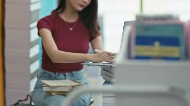 Mittlere Aufnahme Einer Studentin Die Webinar Laptop Anschaut Und Notizen — Stockvideo