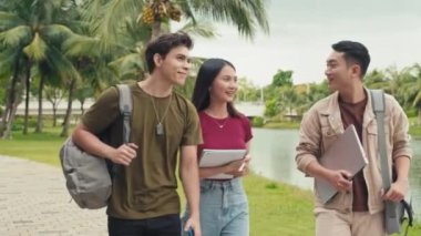 Orta sınıf öğrencilerin okuldan sonra kampüste dolaşması.