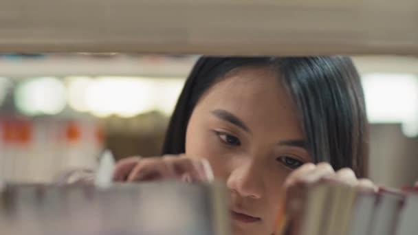 Kütüphanede Ihtiyaç Duyulan Kitabı Arayan Kız Öğrenciye Yakın Durun — Stok video