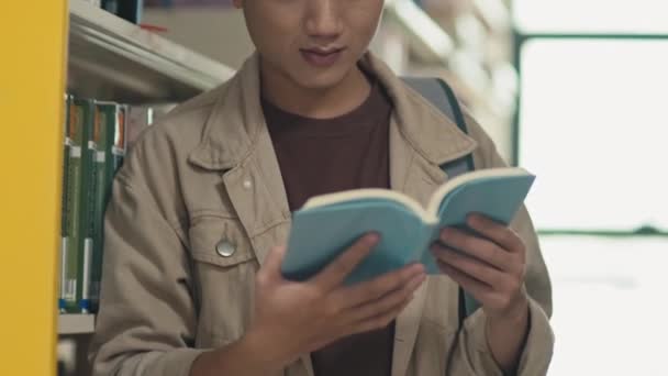 Στιγμιότυπο Συγκεντρωμένου Βιβλίου Ανάγνωσης Μαθητών Στη Βιβλιοθήκη — Αρχείο Βίντεο