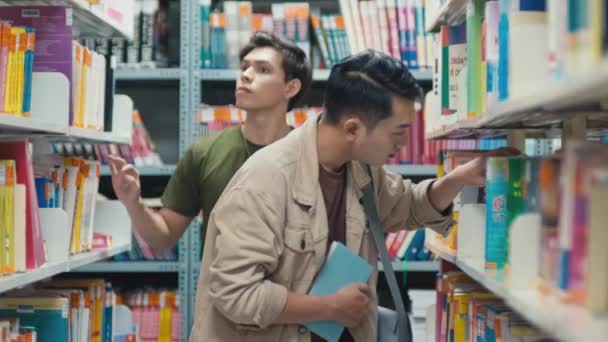 Μέση Βολή Των Φοιτητών Κολέγιο Ψάχνουν Για Βιβλίο Για Προετοιμαστούν — Αρχείο Βίντεο