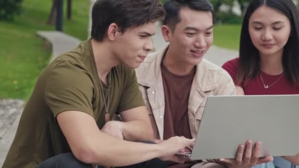Média Foto Estudantes Assistindo Webinar Laptop Enquanto Passam Tempo Juntos — Vídeo de Stock