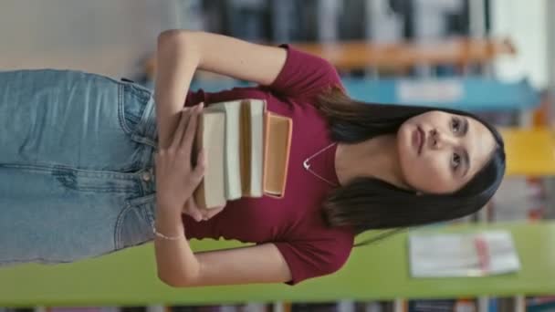 Retrato Vertical Una Estudiante Con Libros Sonriendo Mirar Cámara Biblioteca — Vídeo de stock