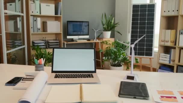 工程办公室装有笔记本电脑 规划器和塑料风力涡轮机模型的工作台中景 — 图库视频影像