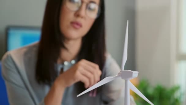 Yeni Enerji Projesinde Çalışan Ofiste Otururken Rüzgar Türbini Modeline Dokunan — Stok video