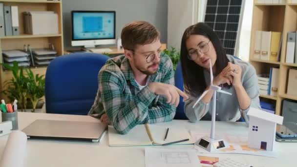 Medelhög Bild Unga Ingenjörer Dela Idéer Vindkraftslösningar Projekt Samtidigt Röra — Stockvideo