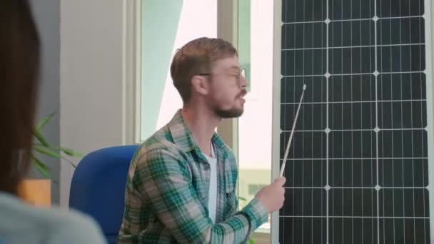 Sur Vue Épaule Client Regardant Ingénieur Montrant Panneau Énergie Solaire — Video