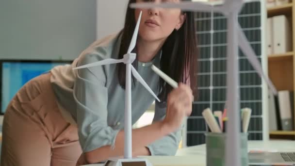 Обрезанный Снимок Серьезной Женщины Инженера Ветроэнергетики Смотрящей Модель Ветряной Турбины — стоковое видео