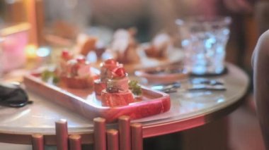 Lokanta masasında aperatifler ve aperatiflerle dolu bir masanın odak noktası.