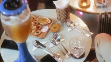 Gece kulübünde yemek ve içeceklerin yüksek açılı görüntüsü var.