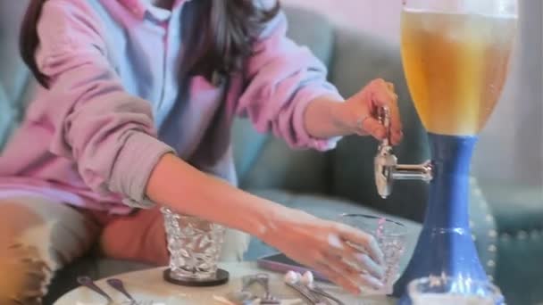 Обрезанный Снимок Женщины Наливающей Пиво Другу Пока Тусуется Друзьями Вечеринке — стоковое видео