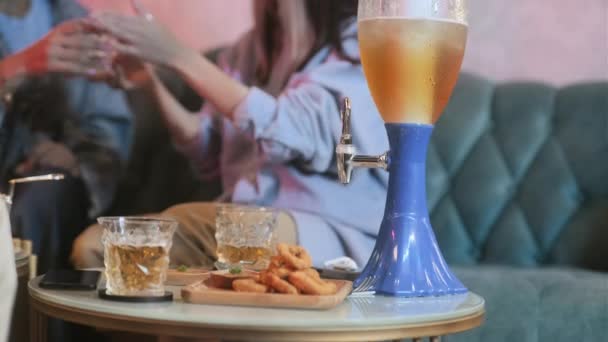 Arkadaşların Gece Kulübünde Masada Oturup Eğlenirken Birbirlerine Bardaklara Bira Doldurdukları — Stok video