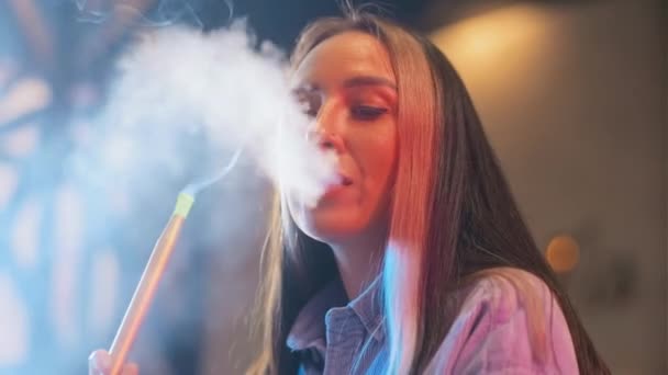 Close Mulher Fumando Shisha Enquanto Estava Pendurado Lounge Bar Com — Vídeo de Stock