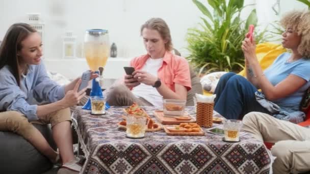 Amigos Tirando Fotos Mesa Festiva Para Redes Sociais Sair Café — Vídeo de Stock