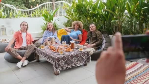 Gruppenfotos Von Freunden Mit Dem Smartphone Während Sie Gemeinsam Outdoor — Stockvideo