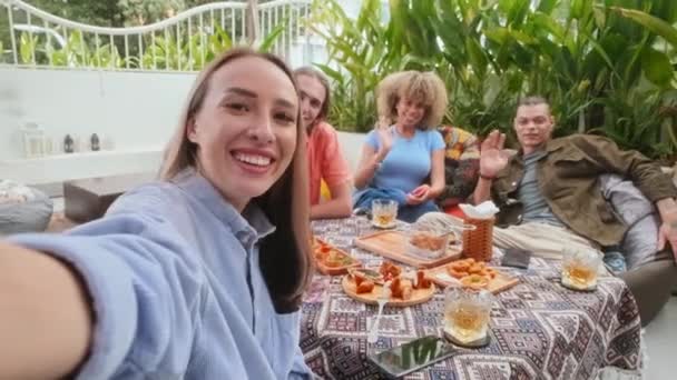 Arkadaşların Outdor Cafe Bir Arada Otururken Selfie Çektikleri Görüntüler — Stok video